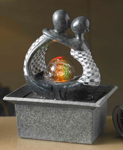 Fontaine Couple Enlacé avec Sphère de Cristal et Éclairage LED - Polyrésine
