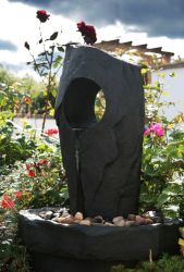 Fontaine Monolithe Hublot en Pierre Noire avec LED - 53 cm