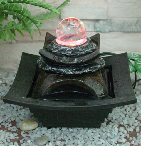 Fontaine en Polyrésine avec Petit Globe en Cristal et Éclairage LED